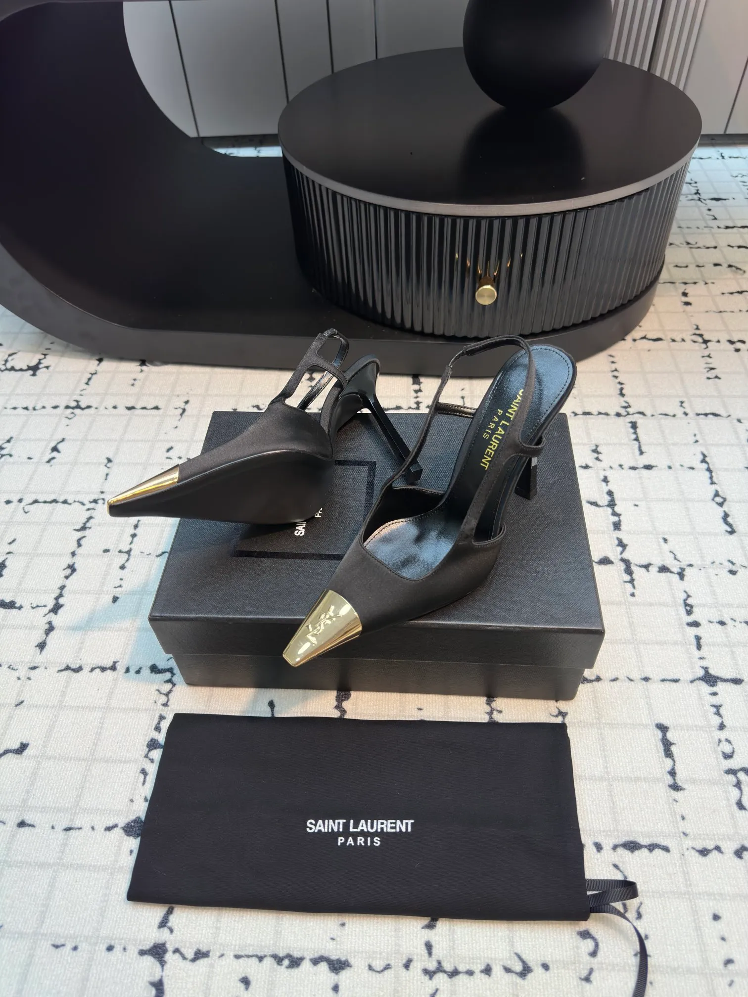 👟👟Ex-factory price 560👟👟 laurent 2025 spring and summer new YSL small gold-toed high heels, very stable on the foot, super heeling, feel free to buy! The heel is custom-made from a new mold. It is an exclusive heel. The height is the same as the original one to distinguish various incorrect versions! High-end sexy, ysl still understands women best❤️ Upper: Silk Lining: Sheepskin Sole: Italian genuine leather outsole Size: 35/40 (40 is custom-made and cannot be returned or exchanged)